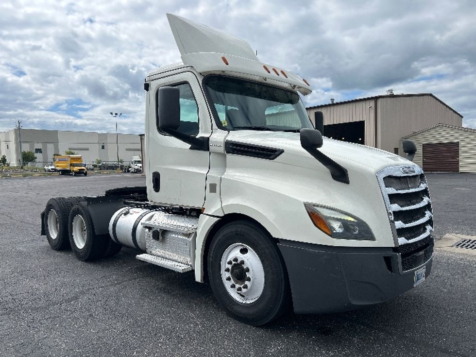 Day Cab Tractor-Heavy Duty Tractors-Freightliner-2019-T12664ST-Nashville (Mount Juliet)-TN-718,326\n\t\tmiles-$ 22,750 - Image 1