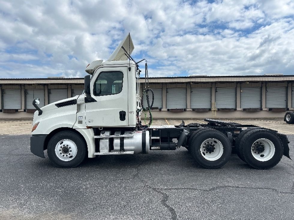 Day Cab Tractor-Heavy Duty Tractors-Freightliner-2019-T12664ST-Nashville (Mount Juliet)-TN-718,326\n\t\tmiles-$ 22,750 - Image 4