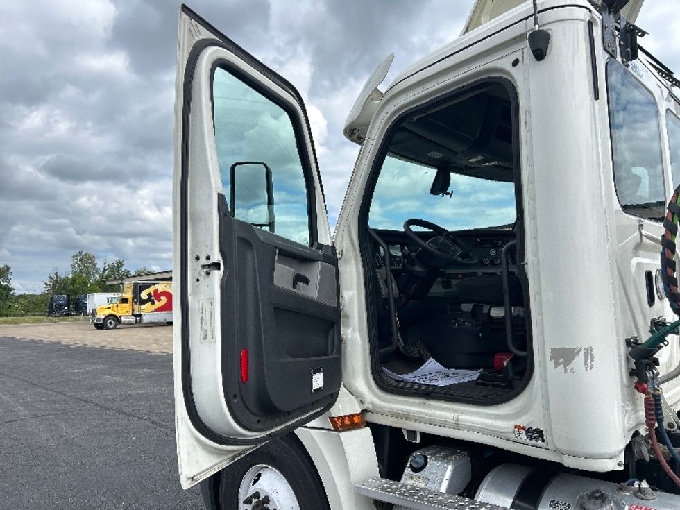 Day Cab Tractor-Heavy Duty Tractors-Freightliner-2019-T12664ST-Nashville (Mount Juliet)-TN-718,326\n\t\tmiles-$ 22,750 - Image 9