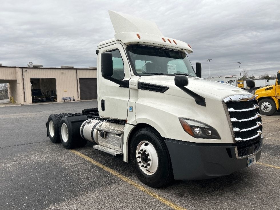Day Cab Tractor-Heavy Duty Tractors-Freightliner-2019-T12664ST-Nashville (Mount Juliet)-TN-832,110\n\t\tmiles-$ 25,250 - Image 1