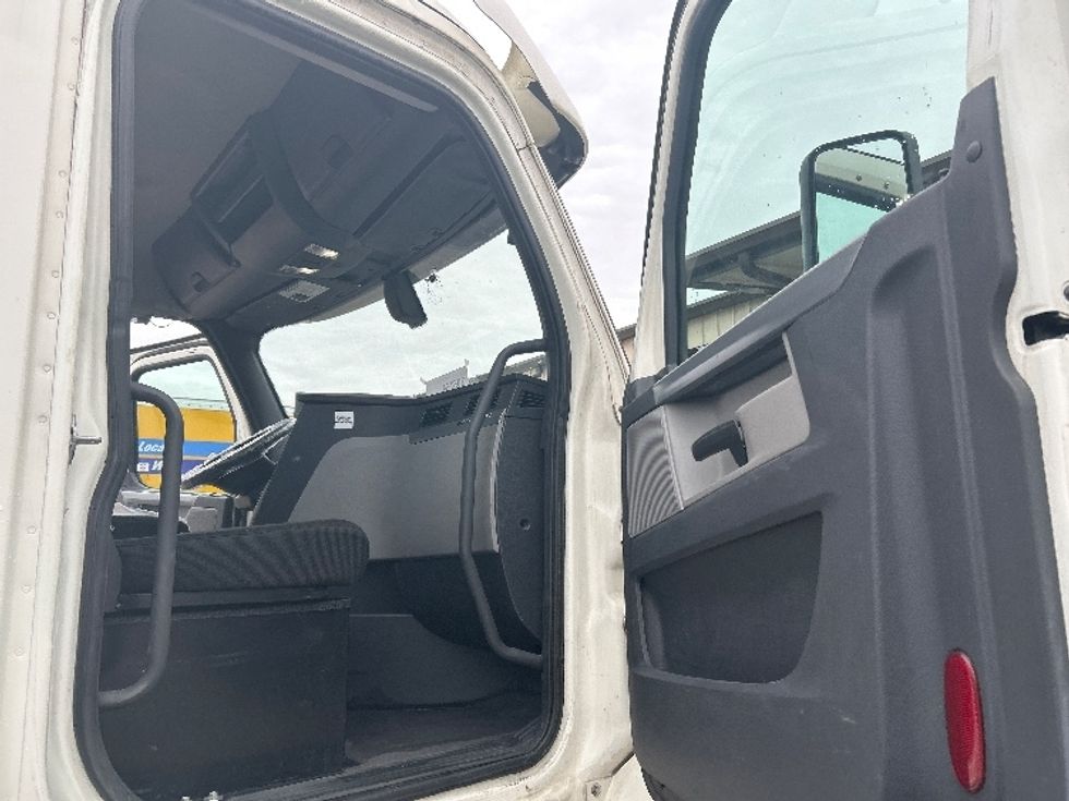 Day Cab Tractor-Heavy Duty Tractors-Freightliner-2019-T12664ST-Nashville (Mount Juliet)-TN-832,110\n\t\tmiles-$ 25,250 - Image 12
