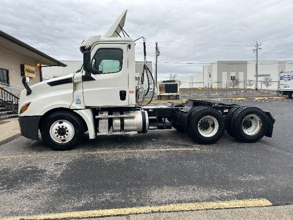 Day Cab Tractor-Heavy Duty Tractors-Freightliner-2019-T12664ST-Nashville (Mount Juliet)-TN-832,110\n\t\tmiles-$ 25,250 - Image 4