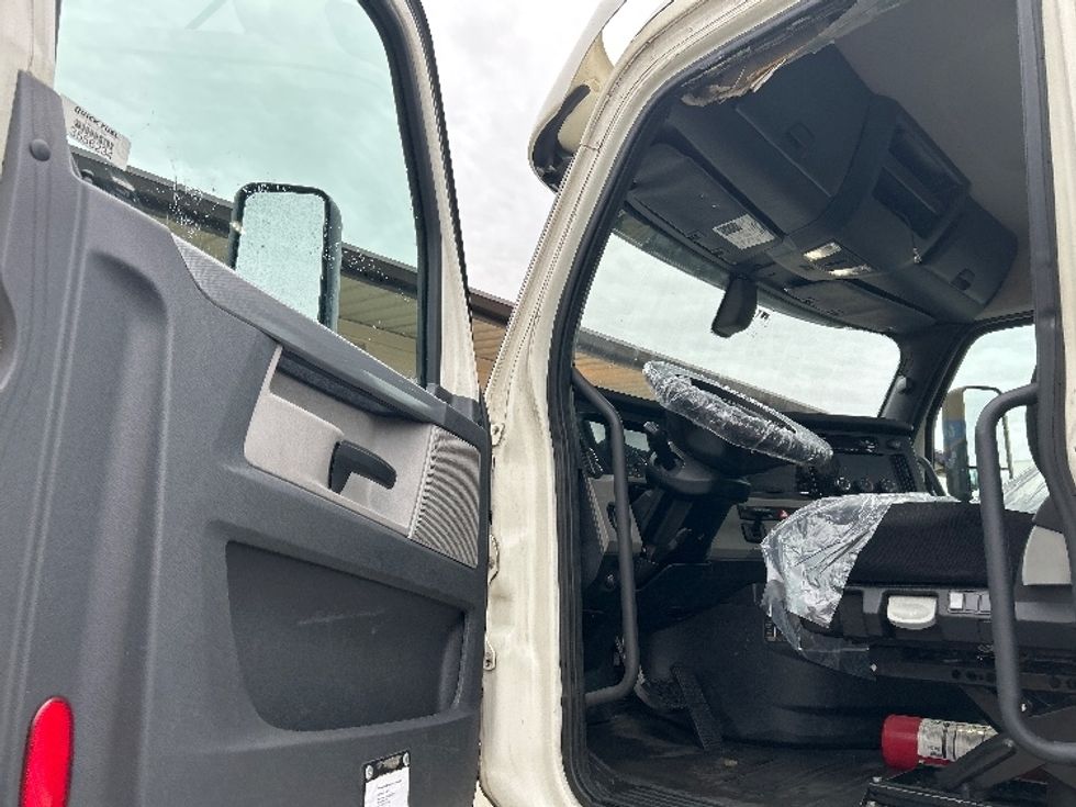 Day Cab Tractor-Heavy Duty Tractors-Freightliner-2019-T12664ST-Nashville (Mount Juliet)-TN-832,110\n\t\tmiles-$ 25,250 - Image 9