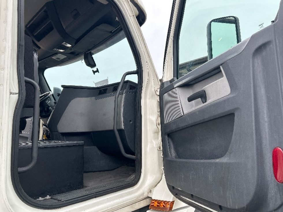 Day Cab Tractor-Heavy Duty Tractors-Freightliner-2019-T12664ST-Nashville (Mount Juliet)-TN-874,830\n\t\tmiles-$ 23,250 - Image 12