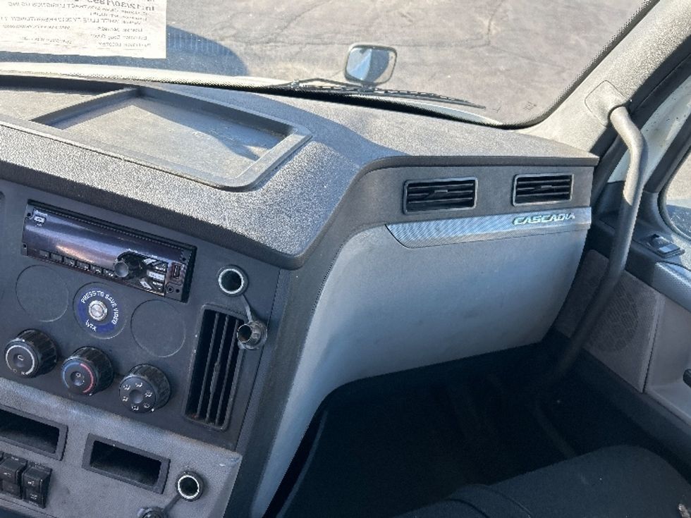 Day Cab Tractor-Heavy Duty Tractors-Freightliner-2019-T12664ST-Nashville (Mount Juliet)-TN-874,830\n\t\tmiles-$ 23,250 - Image 13