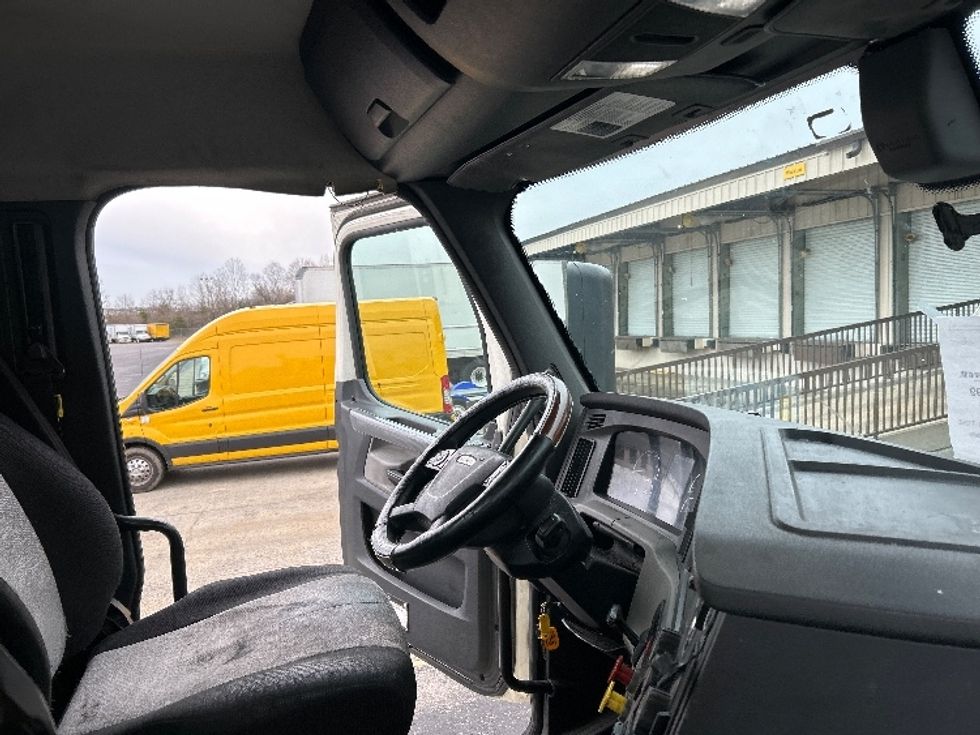 Day Cab Tractor-Heavy Duty Tractors-Freightliner-2019-T12664ST-Nashville (Mount Juliet)-TN-874,830\n\t\tmiles-$ 23,250 - Image 14