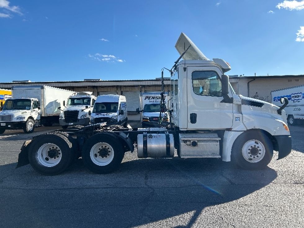 Day Cab Tractor-Heavy Duty Tractors-Freightliner-2019-T12664ST-Nashville (Mount Juliet)-TN-874,830\n\t\tmiles-$ 23,250 - Image 8