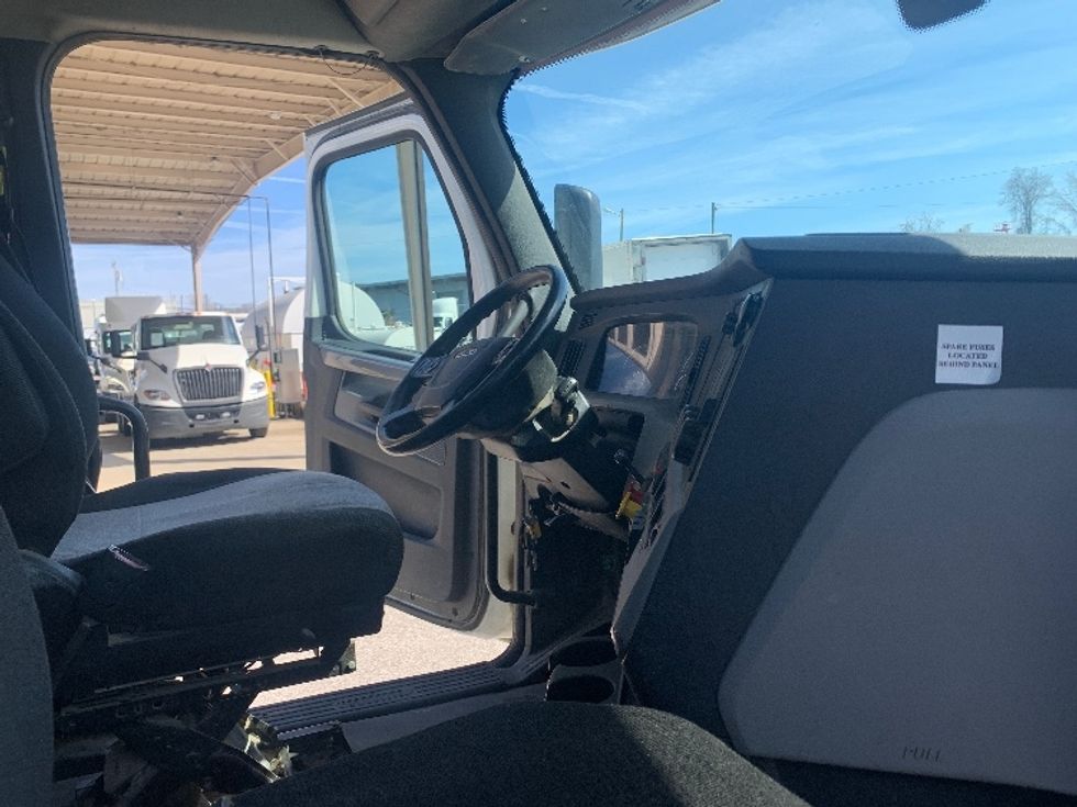 Day Cab Tractor-Heavy Duty Tractors-Freightliner-2019-T12664ST-Nashville-TN-289,495\n\t\tmiles-$ 48,750 - Image 14