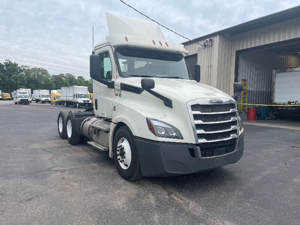 Day Cab Tractor-Heavy Duty Tractors-Freightliner-2019-T12664ST-Nashville-TN-555,796\n\t\tmiles-$ 37,250 - Image 1