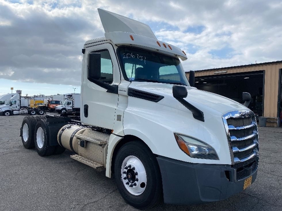 Day Cab Tractor-Heavy Duty Tractors-Freightliner-2019-T12664ST-National City-CA-136,915\n\t\tmiles-$ 58,750 - Image 1