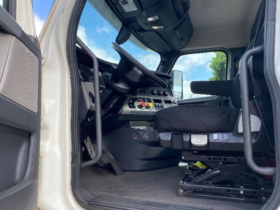Day Cab Tractor-Heavy Duty Tractors-Freightliner-2019-T12664ST-National City-CA-136,915\n\t\tmiles-$ 58,750 - Image 10