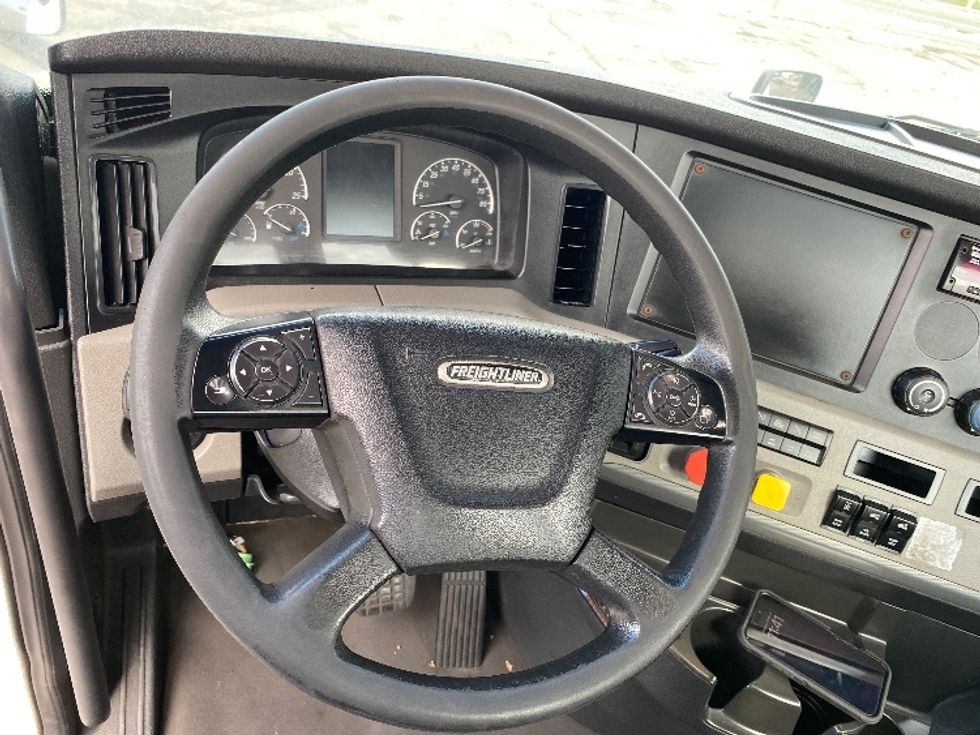 Day Cab Tractor-Heavy Duty Tractors-Freightliner-2019-T12664ST-National City-CA-136,915\n\t\tmiles-$ 58,750 - Image 11