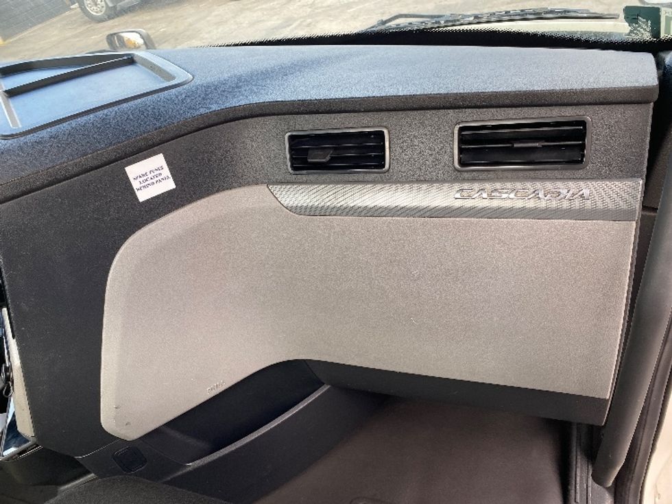 Day Cab Tractor-Heavy Duty Tractors-Freightliner-2019-T12664ST-National City-CA-136,915\n\t\tmiles-$ 58,750 - Image 13