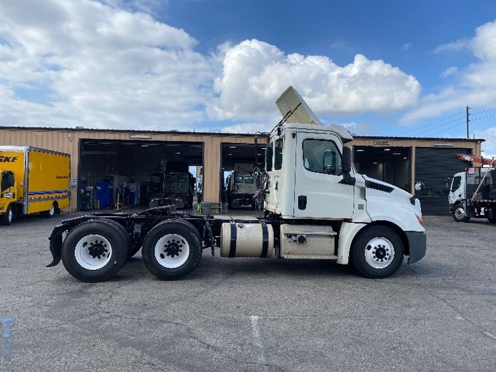 Day Cab Tractor-Heavy Duty Tractors-Freightliner-2019-T12664ST-National City-CA-136,915\n\t\tmiles-$ 58,750 - Image 8