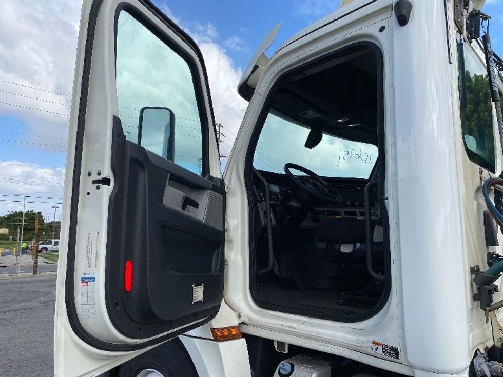 Day Cab Tractor-Heavy Duty Tractors-Freightliner-2019-T12664ST-National City-CA-136,915\n\t\tmiles-$ 58,750 - Image 9