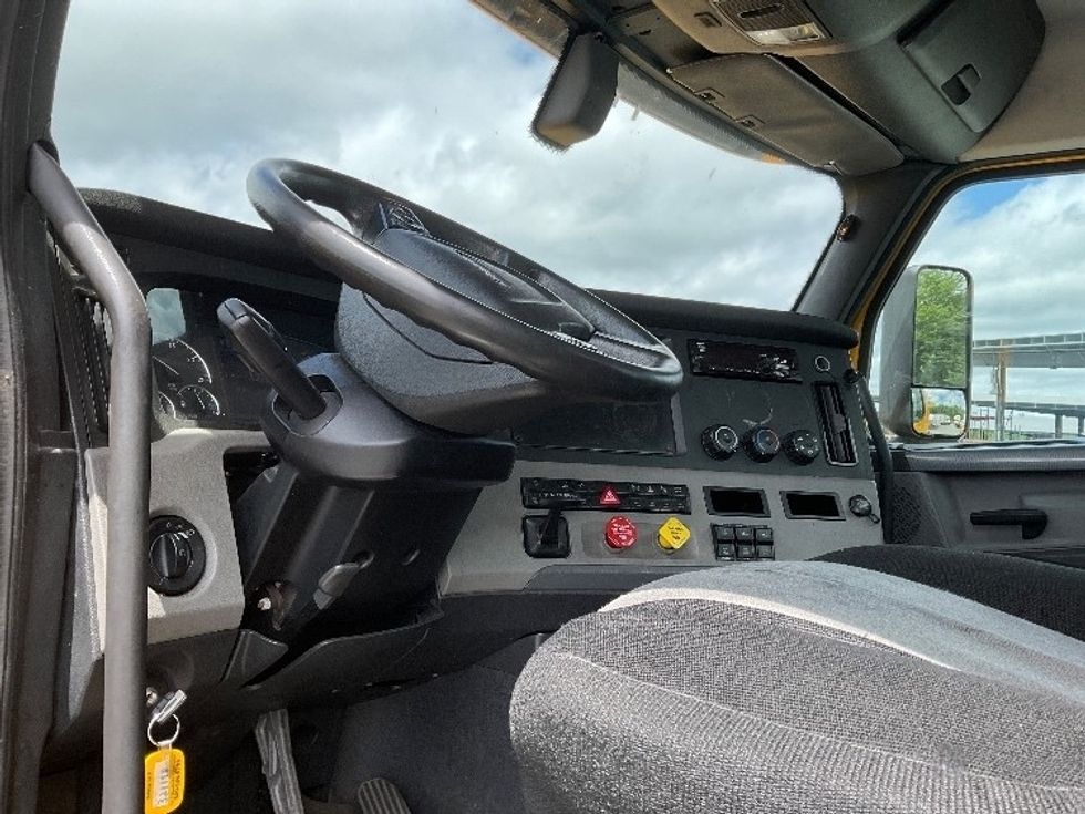 Day Cab Tractor-Heavy Duty Tractors-Freightliner-2019-T12664ST-New Bedford-MA-344,516\n\t\tmiles-$ 51,500 - Image 10