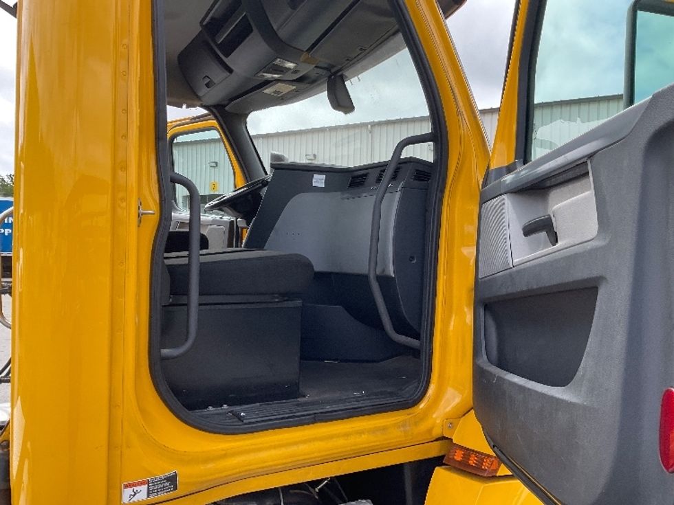 Day Cab Tractor-Heavy Duty Tractors-Freightliner-2019-T12664ST-New Bedford-MA-344,516\n\t\tmiles-$ 51,500 - Image 12
