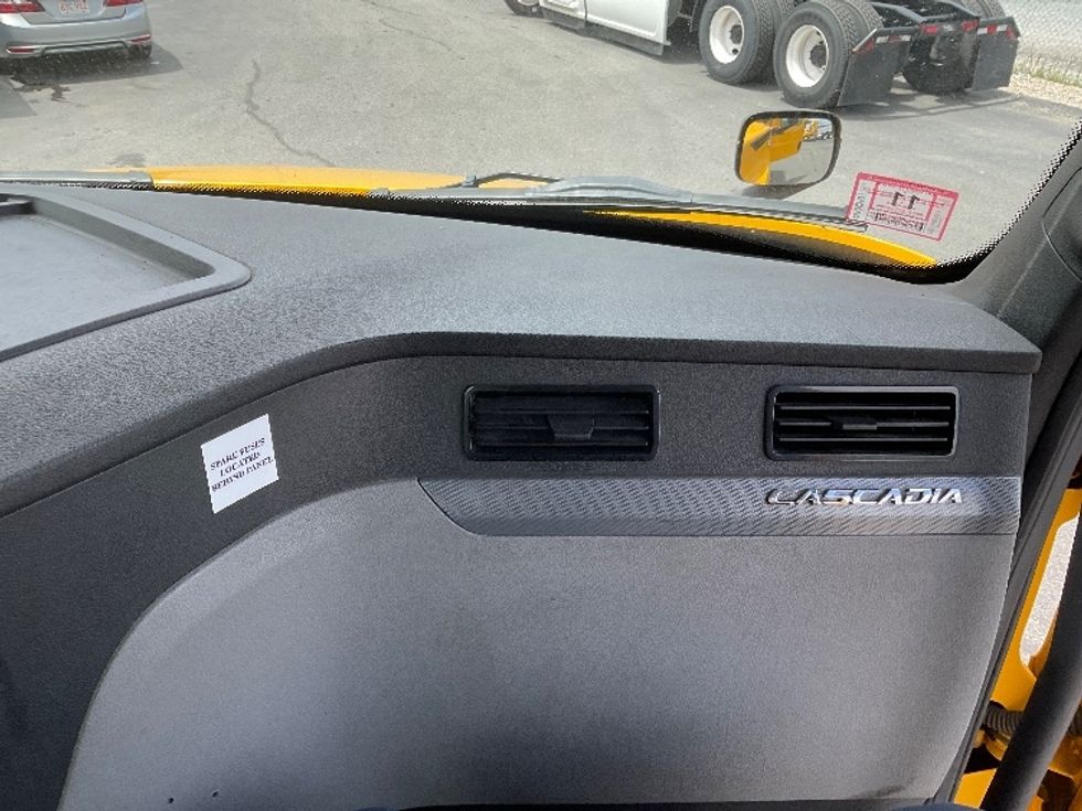 Day Cab Tractor-Heavy Duty Tractors-Freightliner-2019-T12664ST-New Bedford-MA-344,516\n\t\tmiles-$ 51,500 - Image 13