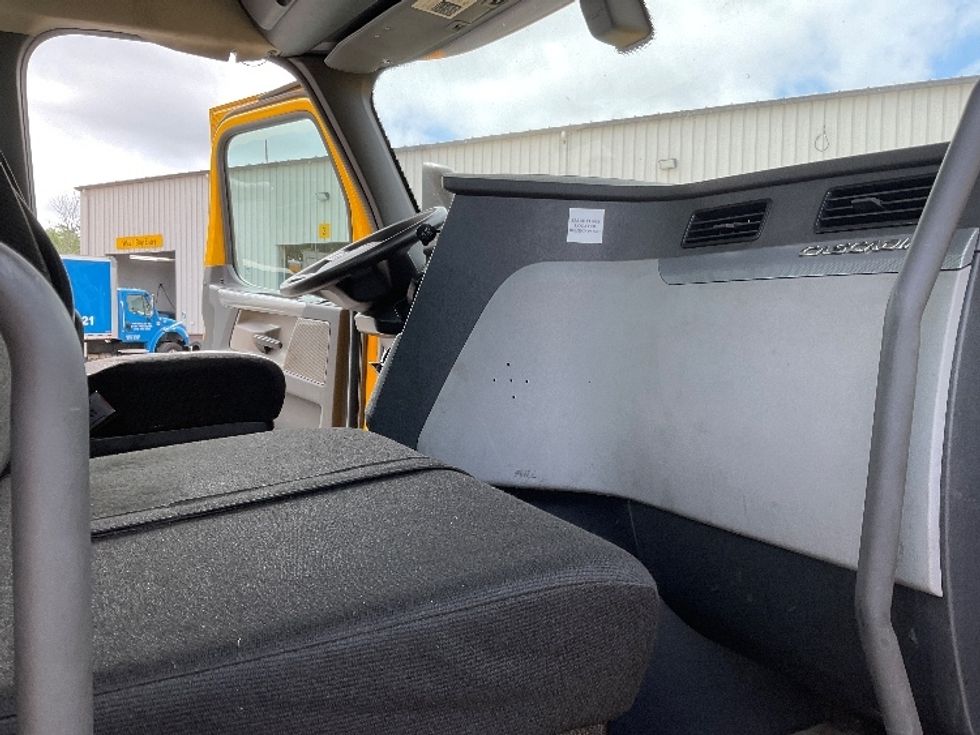 Day Cab Tractor-Heavy Duty Tractors-Freightliner-2019-T12664ST-New Bedford-MA-344,516\n\t\tmiles-$ 51,500 - Image 14