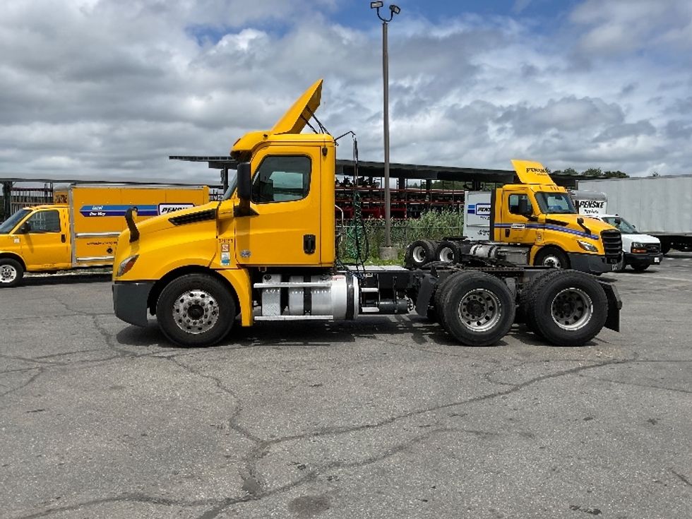 Day Cab Tractor-Heavy Duty Tractors-Freightliner-2019-T12664ST-New Bedford-MA-344,516\n\t\tmiles-$ 51,500 - Image 4