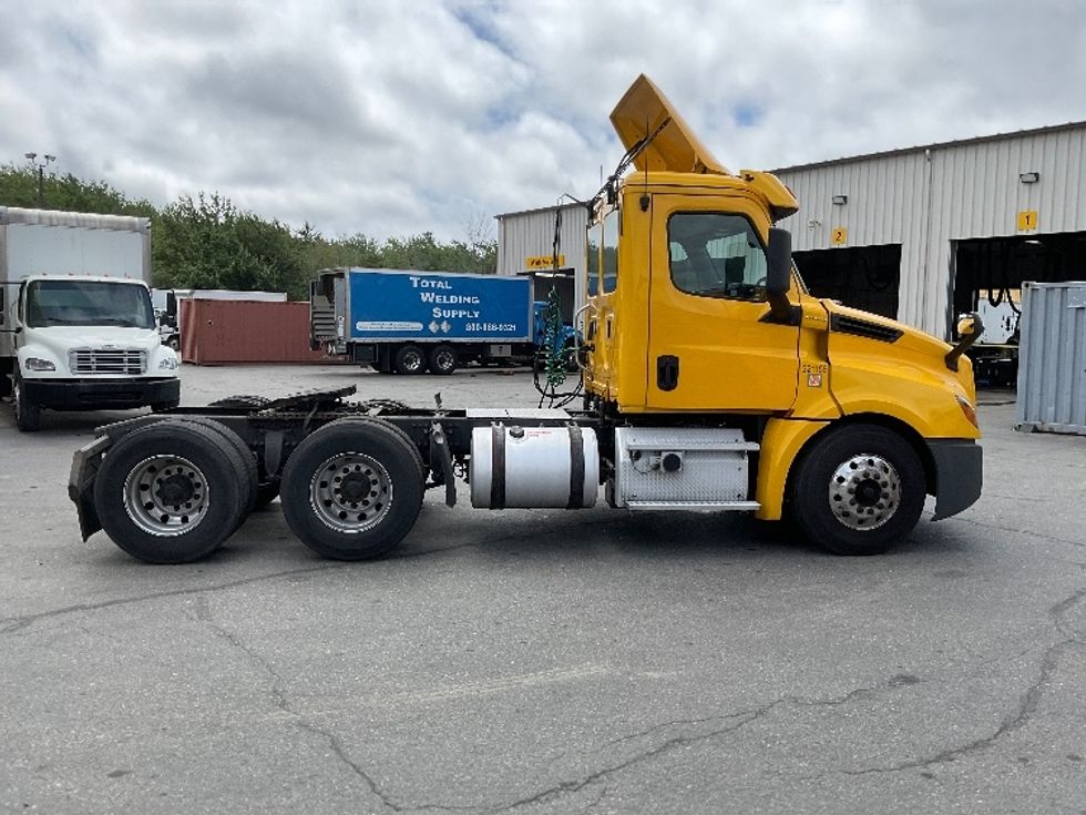 Day Cab Tractor-Heavy Duty Tractors-Freightliner-2019-T12664ST-New Bedford-MA-344,516\n\t\tmiles-$ 51,500 - Image 8