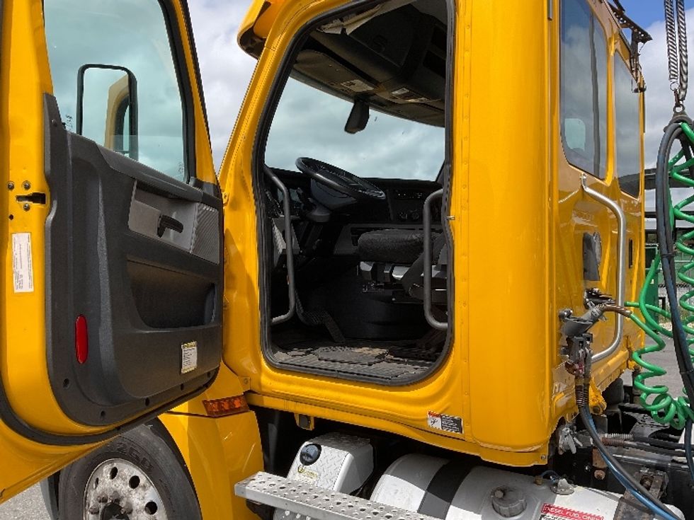 Day Cab Tractor-Heavy Duty Tractors-Freightliner-2019-T12664ST-New Bedford-MA-344,516\n\t\tmiles-$ 51,500 - Image 9