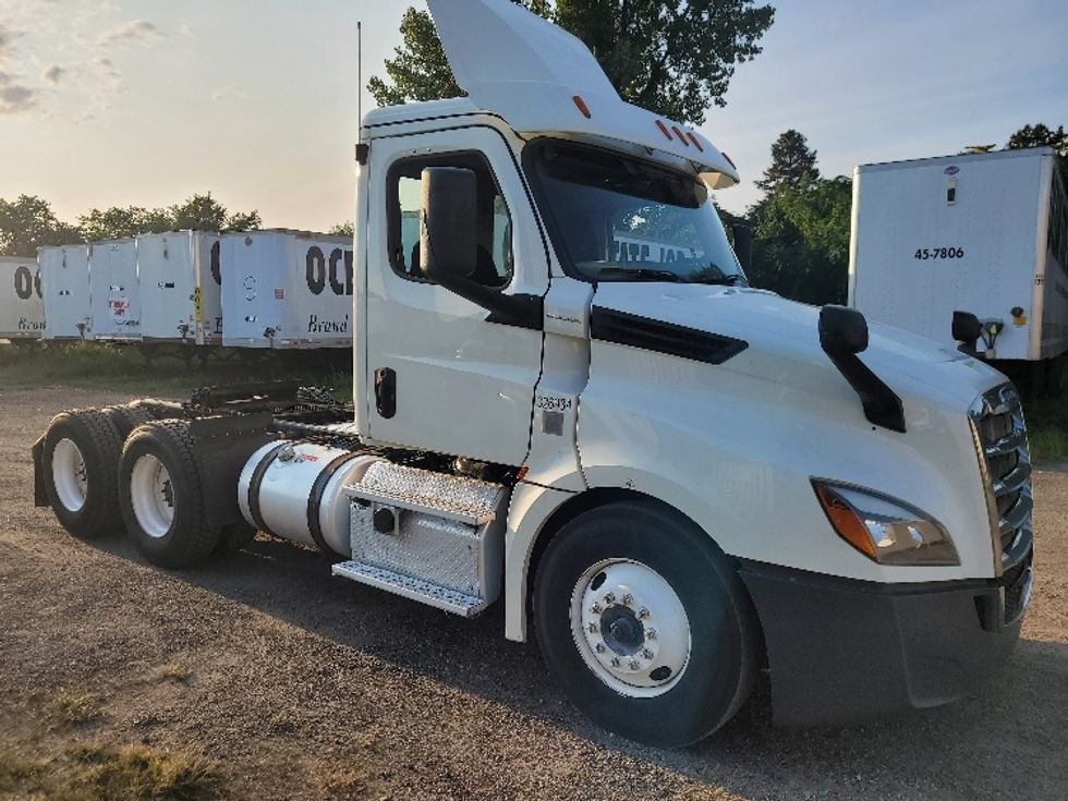 Day Cab Tractor-Heavy Duty Tractors-Freightliner-2019-T12664ST-New Bedford-MA-503,852\n\t\tmiles-$ 34,500 - Image 1