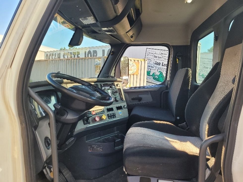 Day Cab Tractor-Heavy Duty Tractors-Freightliner-2019-T12664ST-New Bedford-MA-503,852\n\t\tmiles-$ 34,500 - Image 10