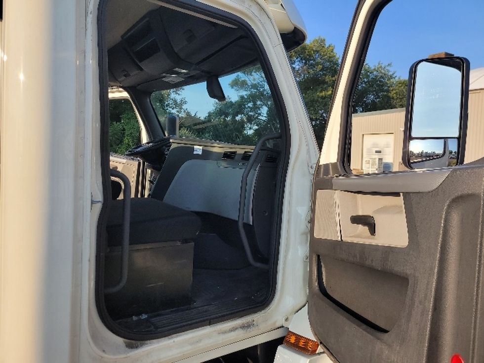 Day Cab Tractor-Heavy Duty Tractors-Freightliner-2019-T12664ST-New Bedford-MA-503,852\n\t\tmiles-$ 34,500 - Image 12