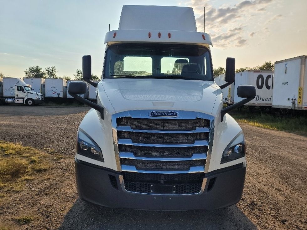 Day Cab Tractor-Heavy Duty Tractors-Freightliner-2019-T12664ST-New Bedford-MA-503,852\n\t\tmiles-$ 34,500 - Image 2