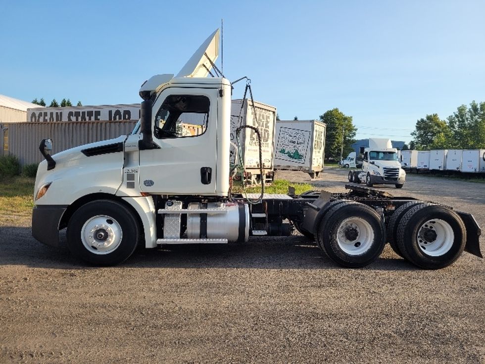 Day Cab Tractor-Heavy Duty Tractors-Freightliner-2019-T12664ST-New Bedford-MA-503,852\n\t\tmiles-$ 34,500 - Image 4