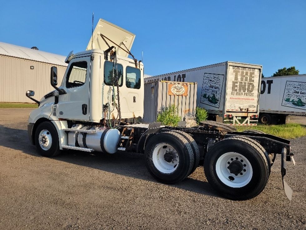 Day Cab Tractor-Heavy Duty Tractors-Freightliner-2019-T12664ST-New Bedford-MA-503,852\n\t\tmiles-$ 34,500 - Image 5