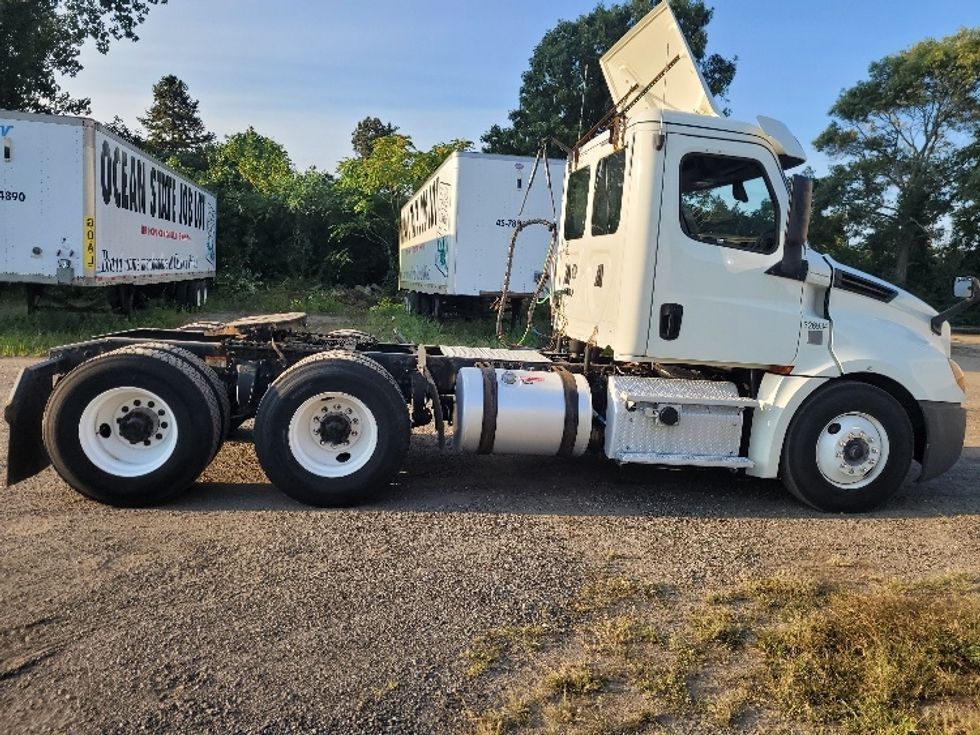 Day Cab Tractor-Heavy Duty Tractors-Freightliner-2019-T12664ST-New Bedford-MA-503,852\n\t\tmiles-$ 34,500 - Image 8