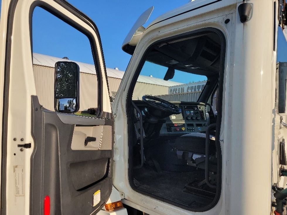Day Cab Tractor-Heavy Duty Tractors-Freightliner-2019-T12664ST-New Bedford-MA-503,852\n\t\tmiles-$ 34,500 - Image 9