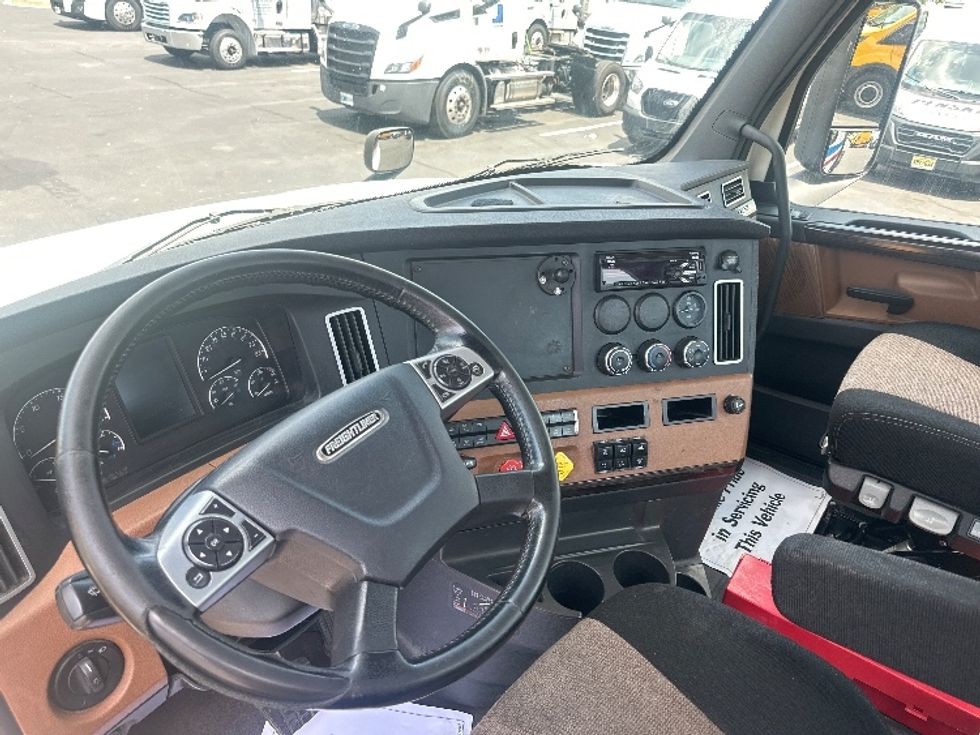 Day Cab Tractor-Heavy Duty Tractors-Freightliner-2019-T12664ST-New Castle-DE-420,393\n\t\tmiles-$ 44,250 - Image 10
