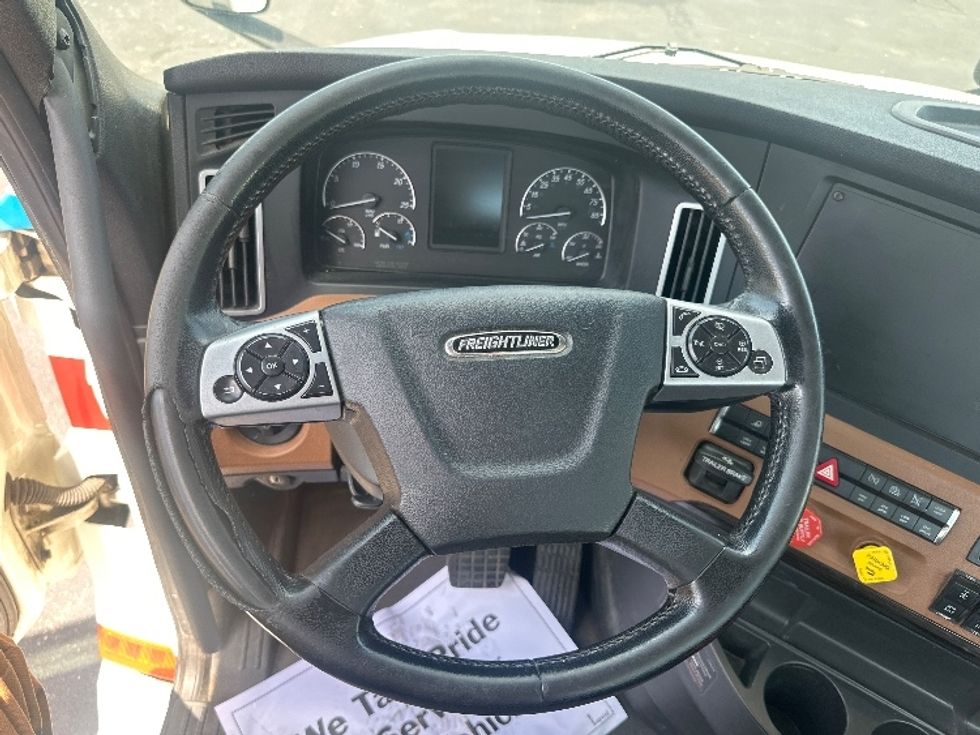 Day Cab Tractor-Heavy Duty Tractors-Freightliner-2019-T12664ST-New Castle-DE-420,393\n\t\tmiles-$ 44,250 - Image 11
