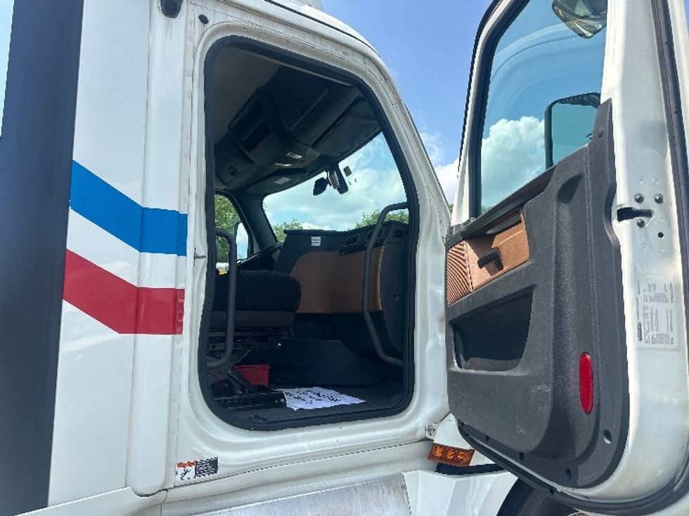 Day Cab Tractor-Heavy Duty Tractors-Freightliner-2019-T12664ST-New Castle-DE-420,393\n\t\tmiles-$ 44,250 - Image 12