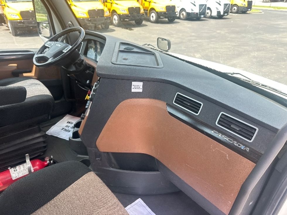 Day Cab Tractor-Heavy Duty Tractors-Freightliner-2019-T12664ST-New Castle-DE-420,393\n\t\tmiles-$ 44,250 - Image 13