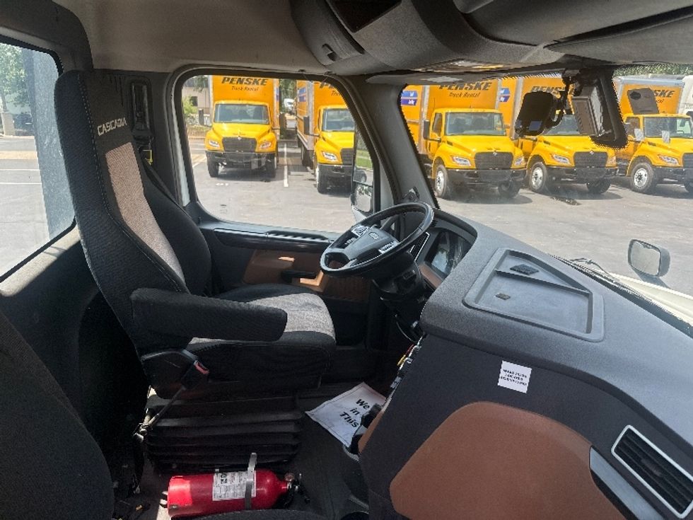 Day Cab Tractor-Heavy Duty Tractors-Freightliner-2019-T12664ST-New Castle-DE-420,393\n\t\tmiles-$ 44,250 - Image 14