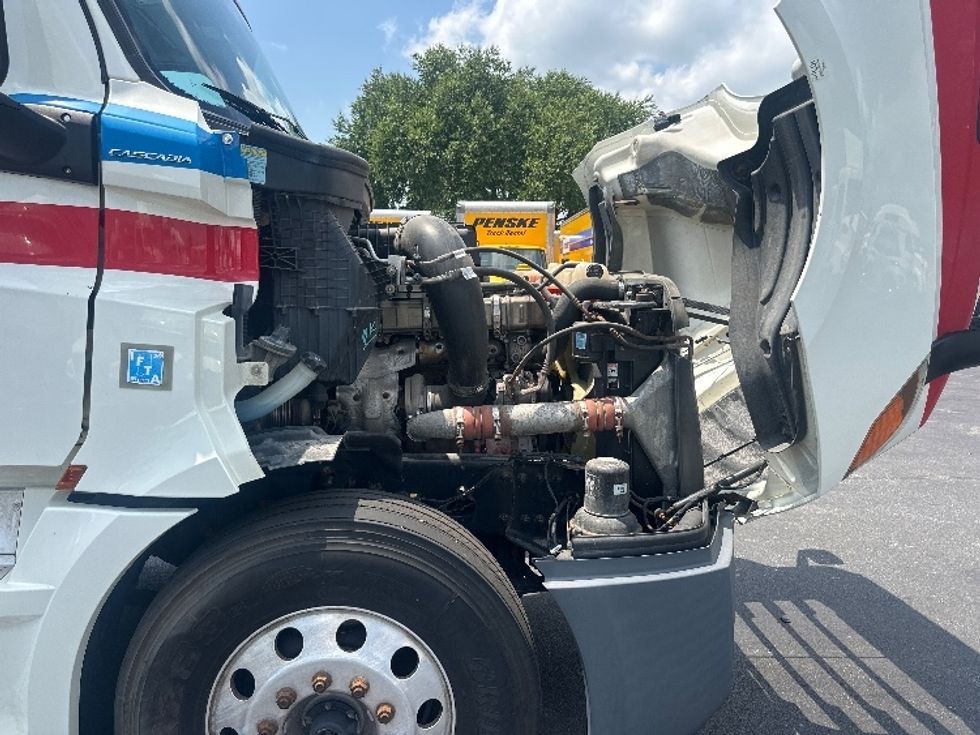 Day Cab Tractor-Heavy Duty Tractors-Freightliner-2019-T12664ST-New Castle-DE-420,393\n\t\tmiles-$ 44,250 - Image 15