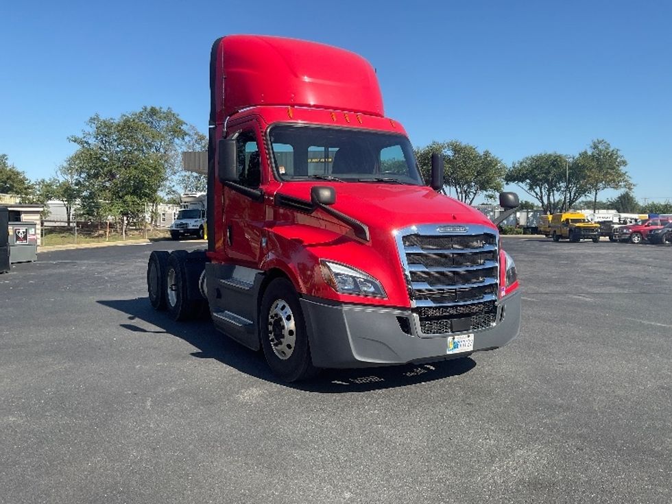 Day Cab Tractor-Heavy Duty Tractors-Freightliner-2019-T12664ST-New Castle-DE-571,416\n\t\tmiles-$ 30,500 - Image 1