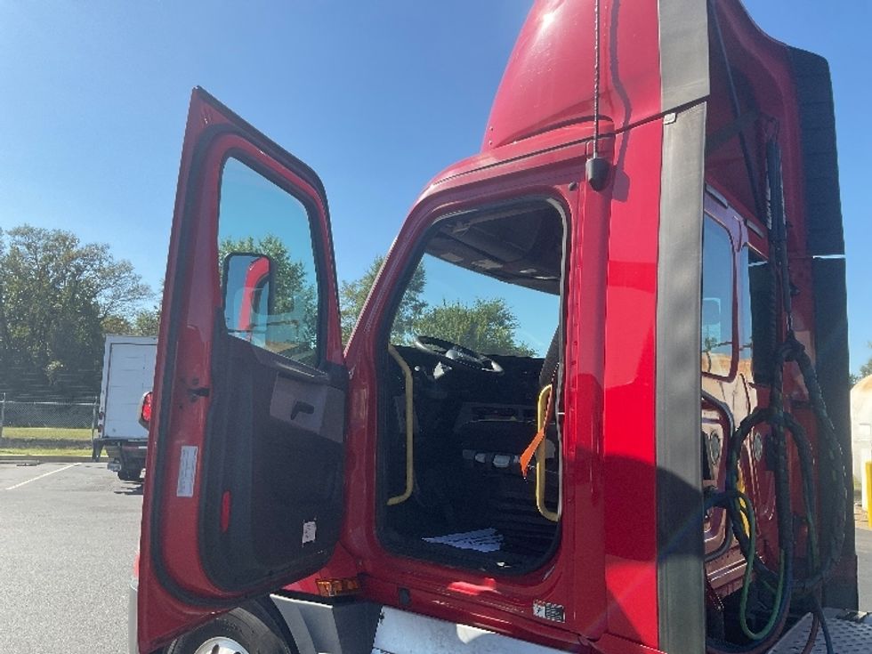 Day Cab Tractor-Heavy Duty Tractors-Freightliner-2019-T12664ST-New Castle-DE-571,416\n\t\tmiles-$ 30,500 - Image 9