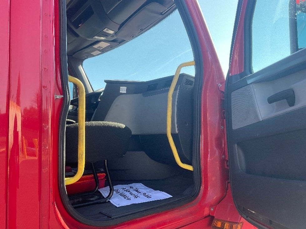 Day Cab Tractor-Heavy Duty Tractors-Freightliner-2019-T12664ST-New Castle-DE-571,498\n\t\tmiles-$ 31,500 - Image 12