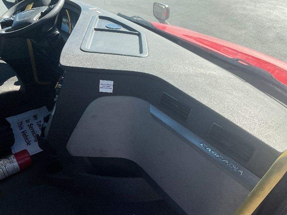 Day Cab Tractor-Heavy Duty Tractors-Freightliner-2019-T12664ST-New Castle-DE-571,498\n\t\tmiles-$ 31,500 - Image 13