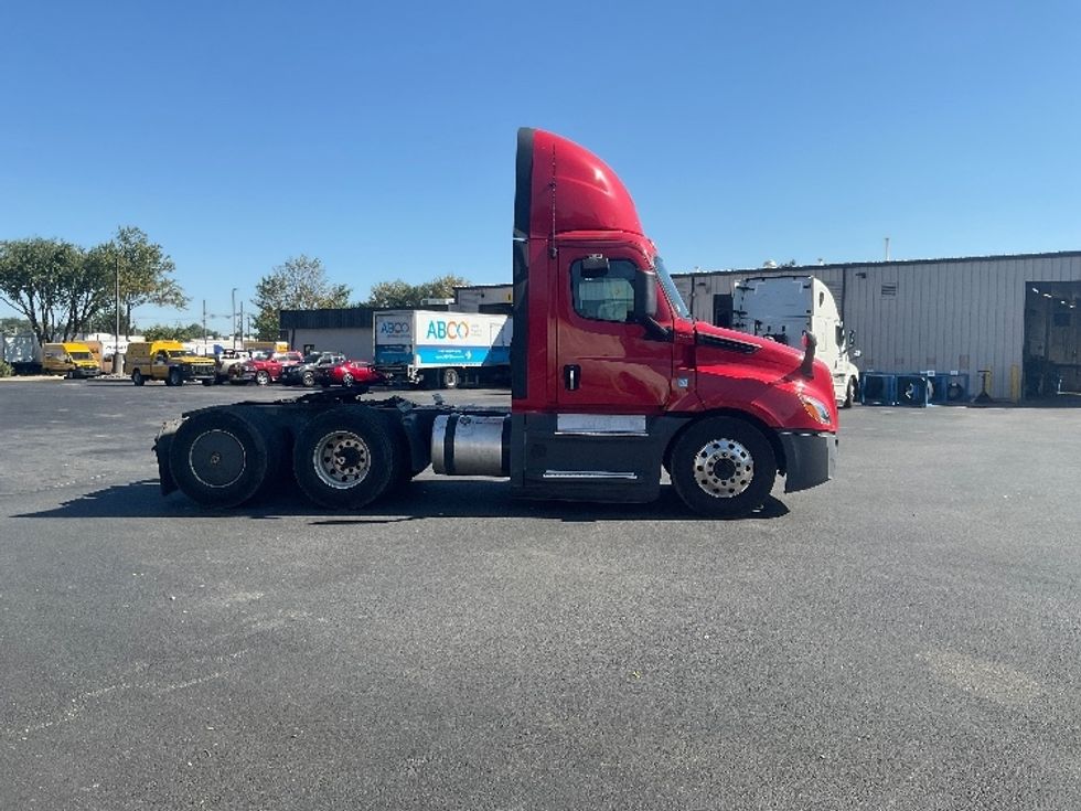 Day Cab Tractor-Heavy Duty Tractors-Freightliner-2019-T12664ST-New Castle-DE-571,498\n\t\tmiles-$ 31,500 - Image 8