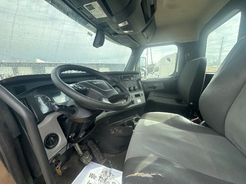 Day Cab Tractor-Heavy Duty Tractors-Freightliner-2019-T12664ST-Newark-OH-318,906\n\t\tmiles-$ 53,250 - Image 10