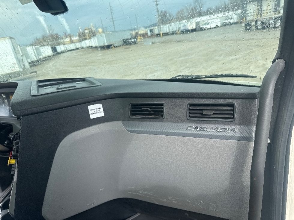 Day Cab Tractor-Heavy Duty Tractors-Freightliner-2019-T12664ST-Newark-OH-318,906\n\t\tmiles-$ 53,250 - Image 13