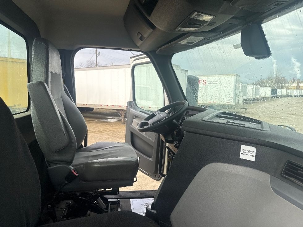 Day Cab Tractor-Heavy Duty Tractors-Freightliner-2019-T12664ST-Newark-OH-318,906\n\t\tmiles-$ 53,250 - Image 14