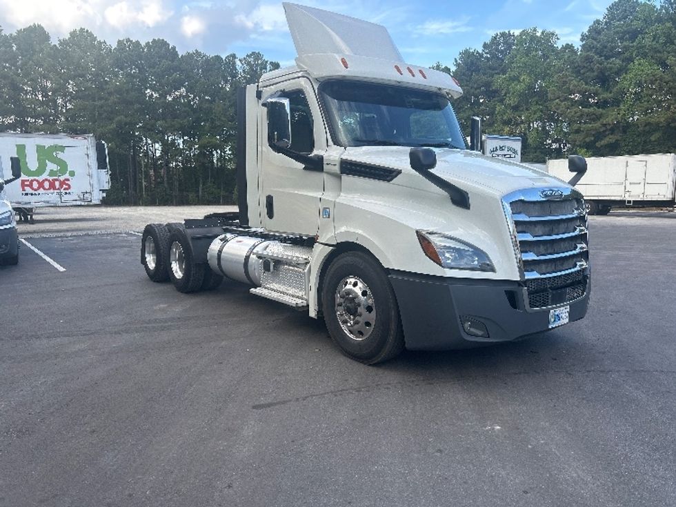 Day Cab Tractor-Heavy Duty Tractors-Freightliner-2019-T12664ST-Norcross-GA-309,622\n\t\tmiles-$ 47,750 - Image 1