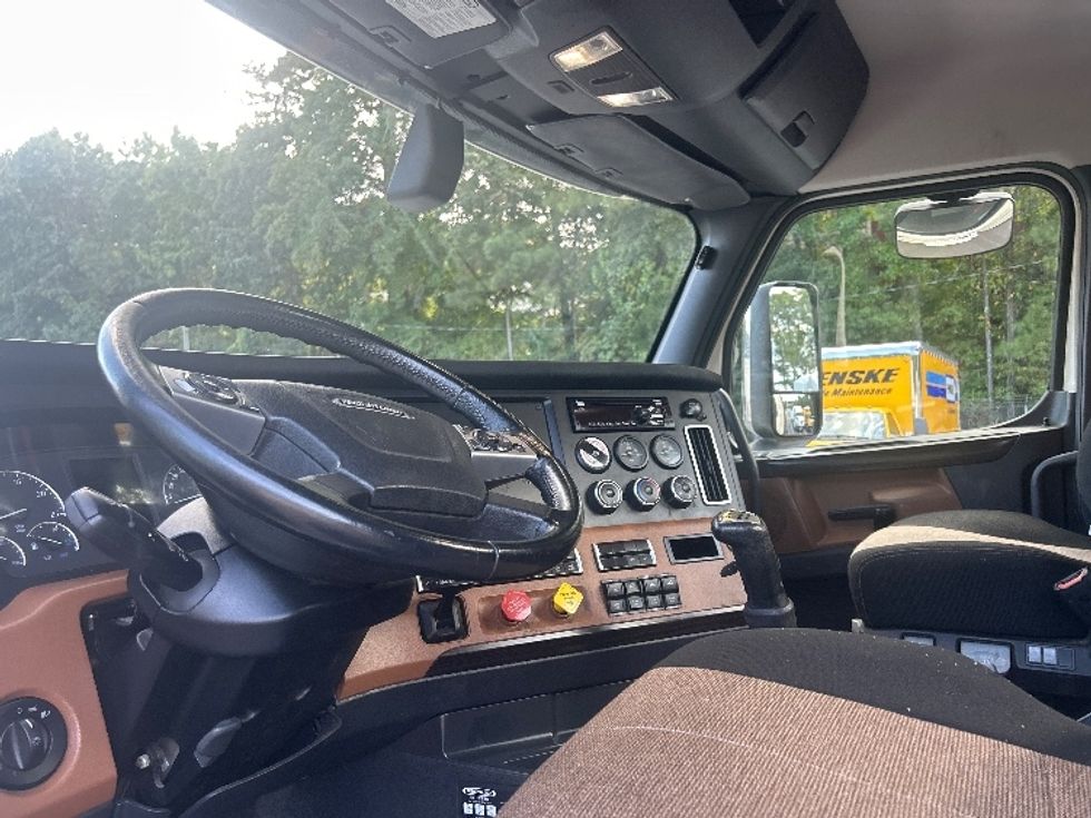 Day Cab Tractor-Heavy Duty Tractors-Freightliner-2019-T12664ST-Norcross-GA-309,622\n\t\tmiles-$ 47,750 - Image 10
